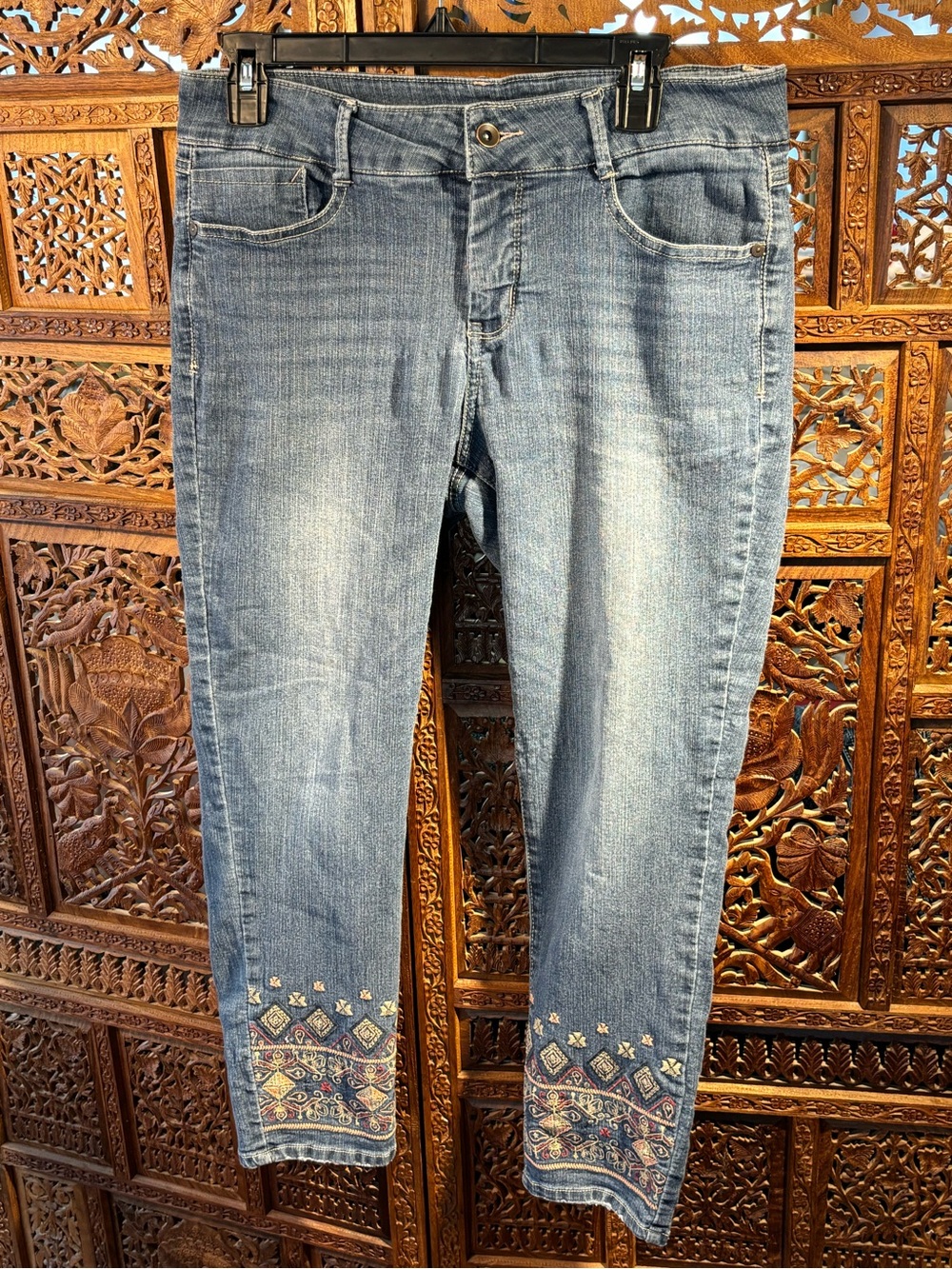 Signature Studio Blue Cropped Jeans with Embroidered Ankles